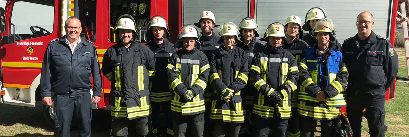 Absolventen des aktuellen Grundausbildungslehrganges der Feuerwehr Voerde