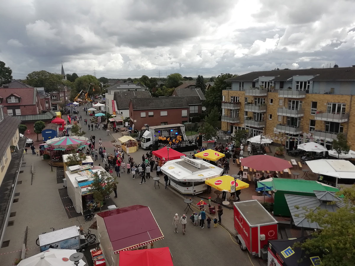 Blick von der Drehleiter der Feuerwehr Voerde aus auf den ältesten der Voerder Stadtteile