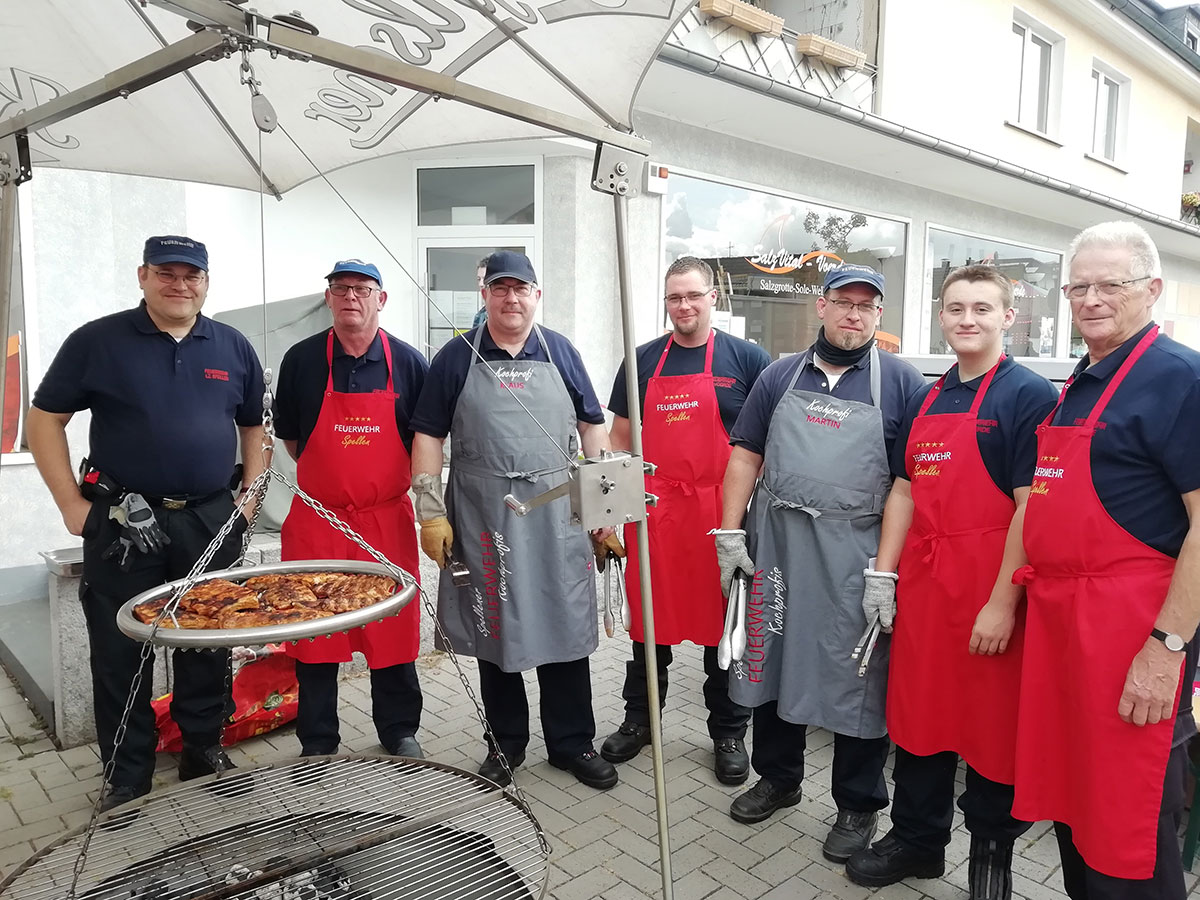 Die Besatzung am Grillstand