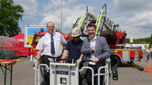 Der Bürgermeister der Stadt Voerde lässt es sich nicht nehmen einmal selbst mit der Drehleiter zu fahren