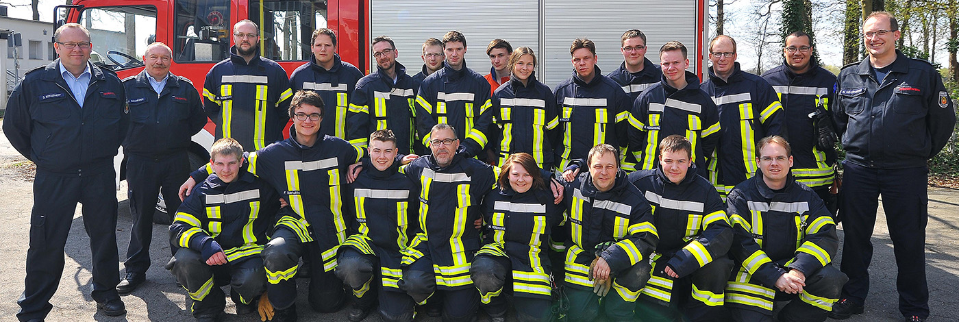 Das sind die neuen Feuerwehrmänner & -frauen 2016 mit ihren Ausbildern