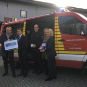 Übergabe des neuen Brandschutzkoffers durch Thomas Pingel an die Feuerwehr Voerde