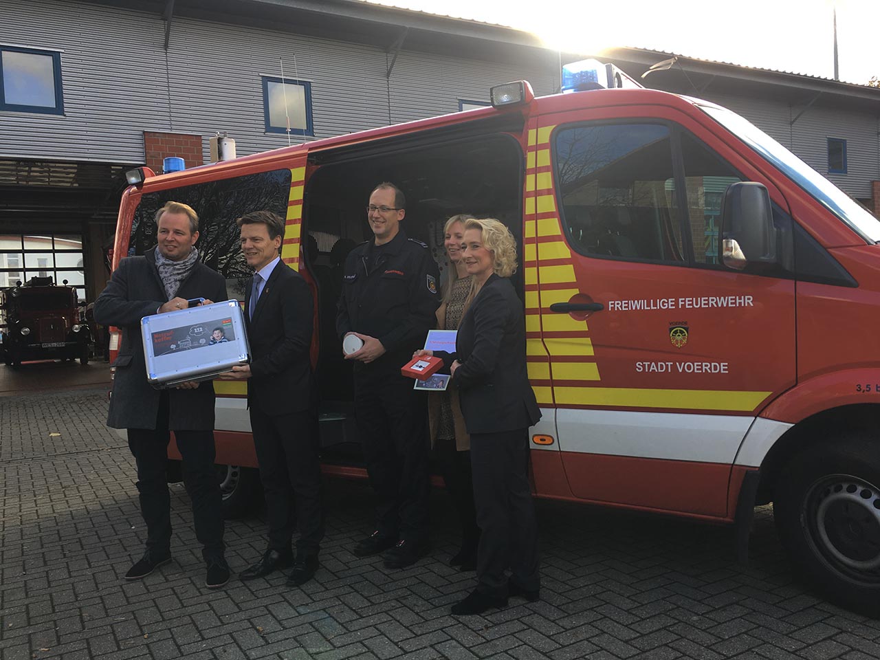 Übergabe des neuen Brandschutzkoffers durch Thomas Pingel an die Feuerwehr Voerde