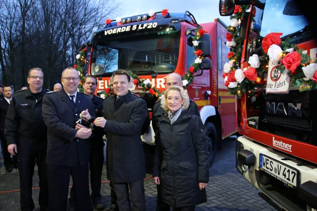 Übergabe der beiden Löschfahrzeuge an die Feuerwehr Voerde